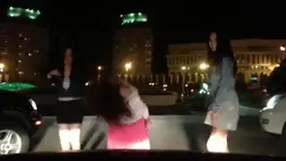 Казашка отжигает в свете фар