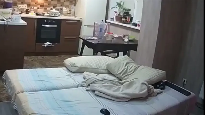 Муж ебет жену пока она смотрит телевизор